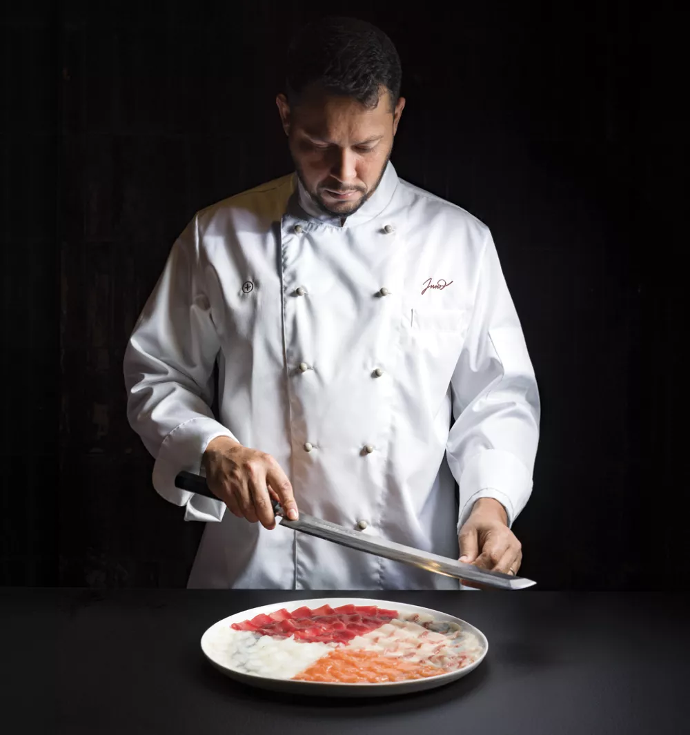 Chef Marcos Cardoso prepara un piatto gourmet per Inno Restaurant Milano Duomo