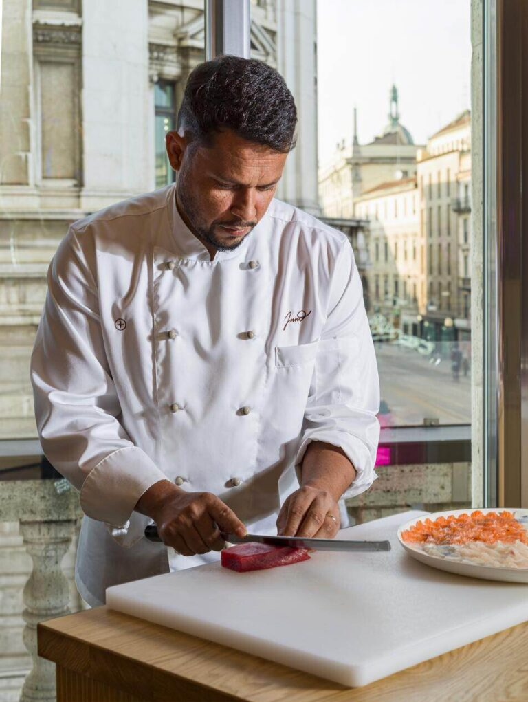 Lo chef al banco con vista sulla Galleria Vittorio Emanuele