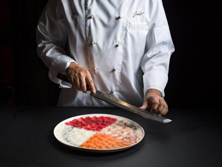 Lo chef dispone il sashimi INNO al banco