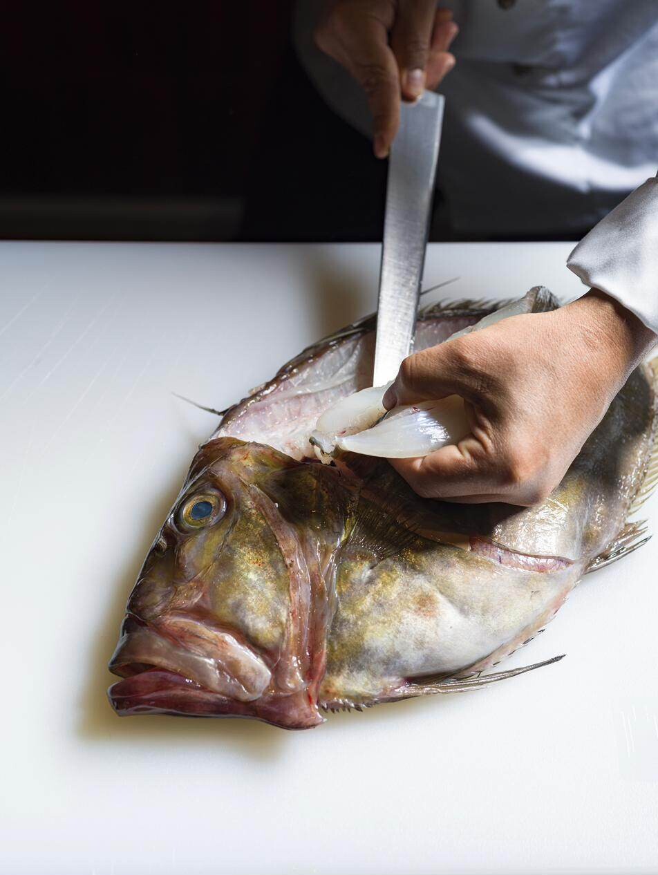 Preparing a whole fish at the INNO raw bar