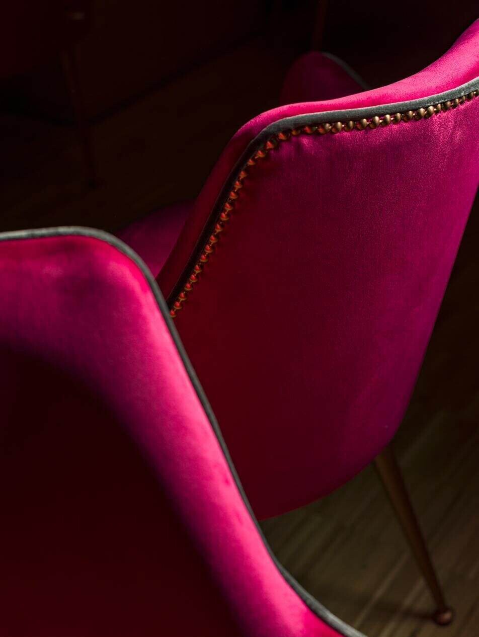 Seduta in velluto fucsia della sala