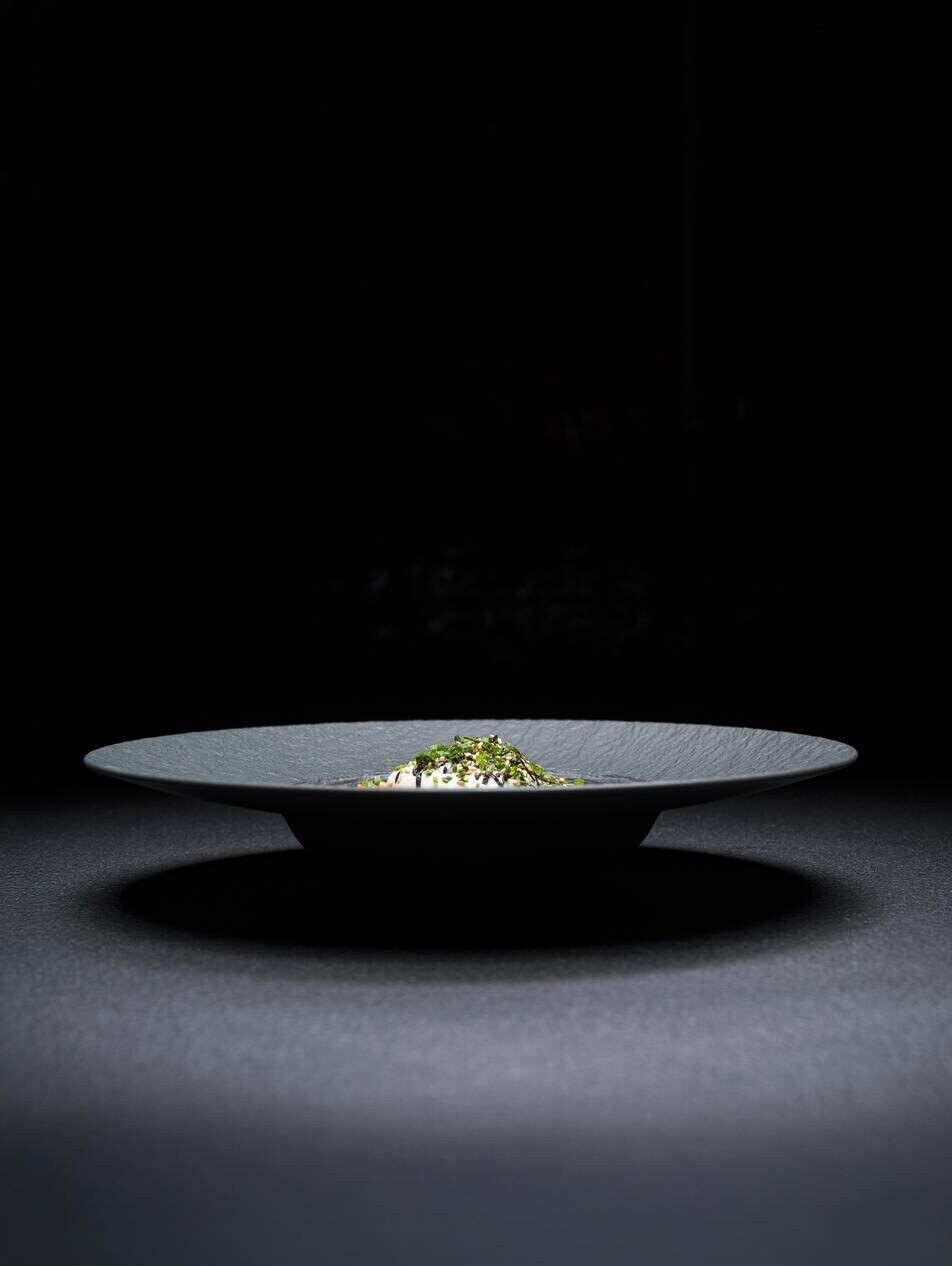 Tartare di salmone su piatto zen